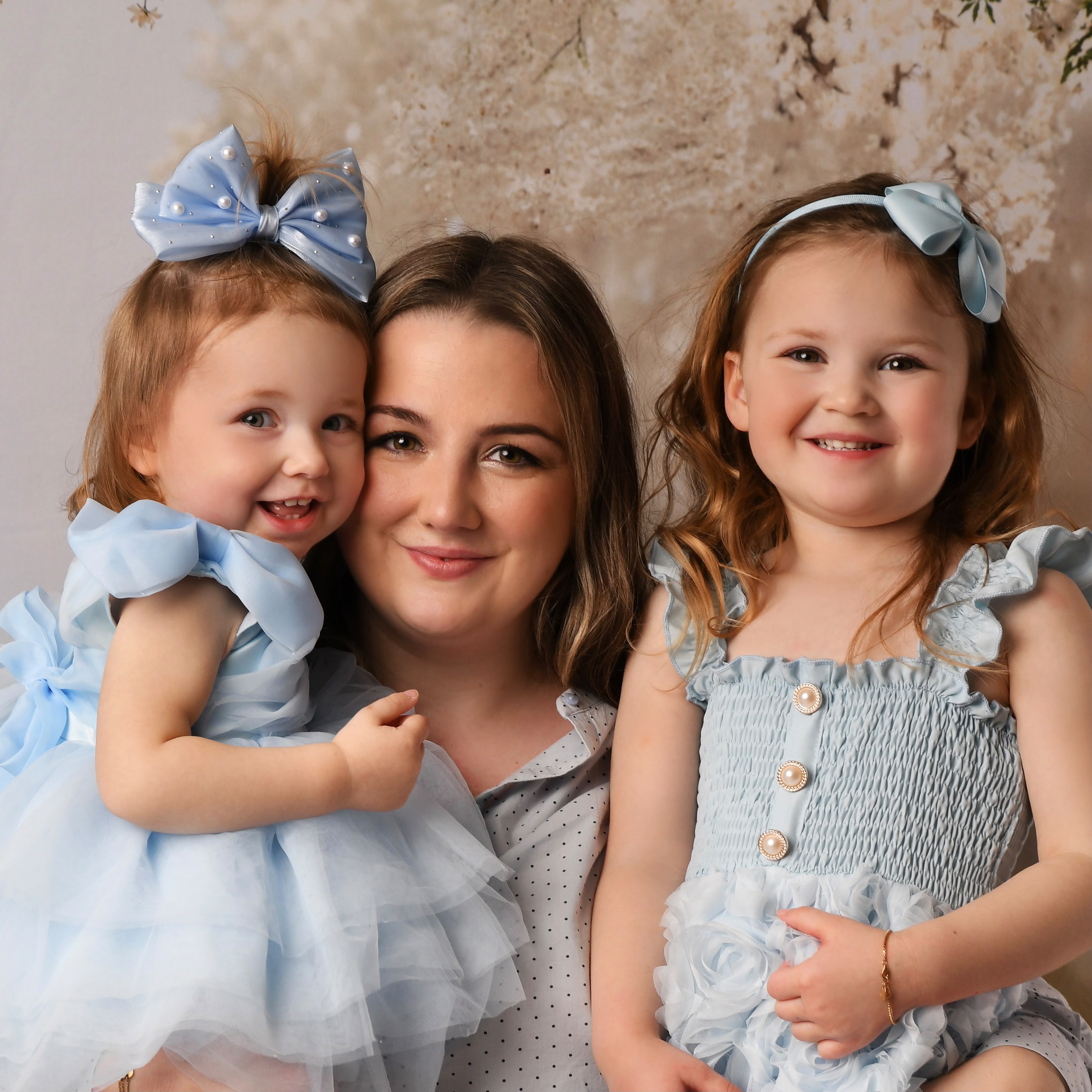 Sarai samen met haar twee dochters