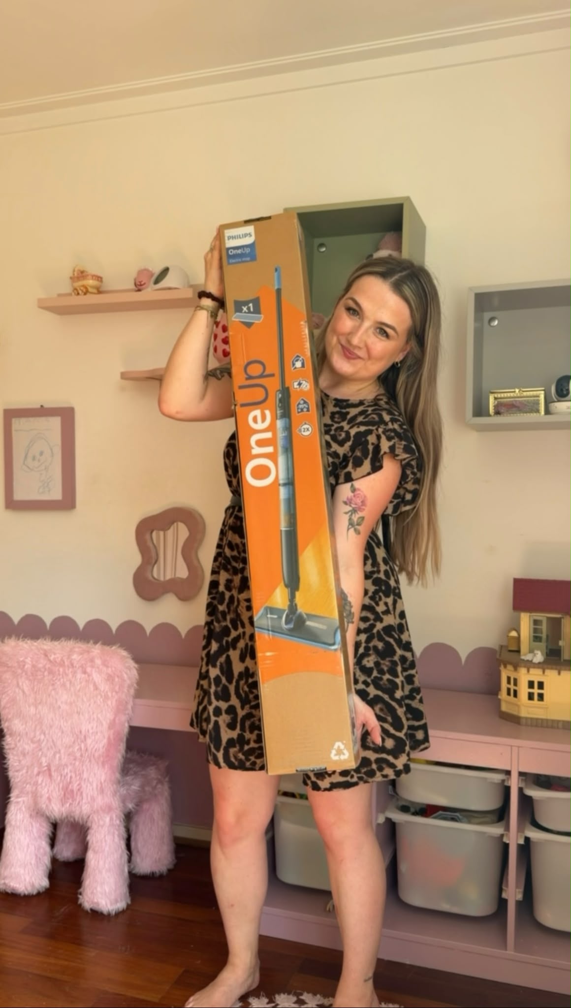 Sarai presenteert een Philips-product in een speelse kinderkamer